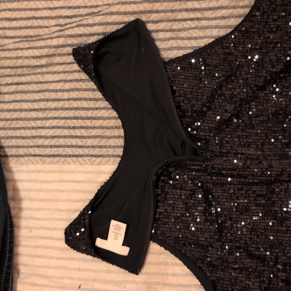 Black sequence crop top - Picture 3 of 4